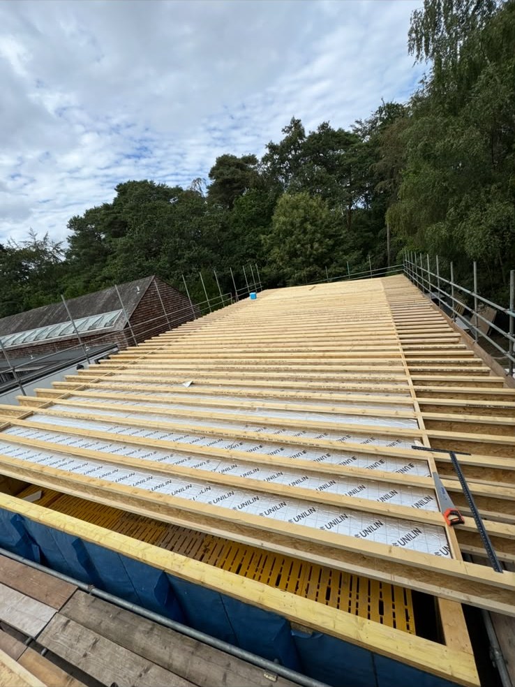 Insulated roof with the counter battens on